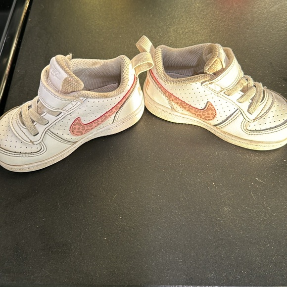 Toddler Nikes size 6 elastic laces - Picture 2 of 5
